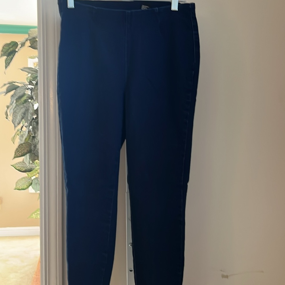 DC2 PULL ON JEANS. SIZE SMALL.